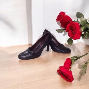 Retro Beautiful Franco Sarto Brazilian Leather Round Pumps